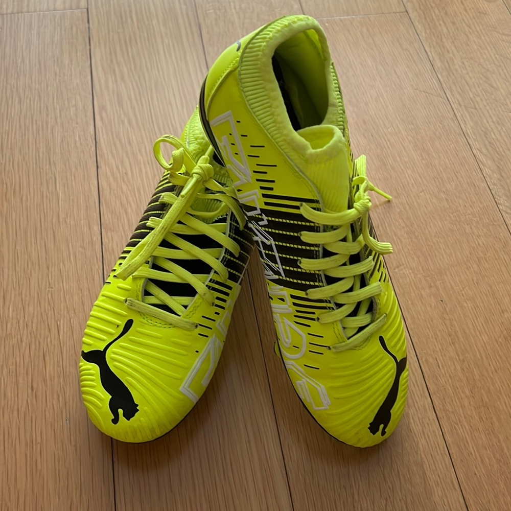 Soccer sneakers US 5C size for kid